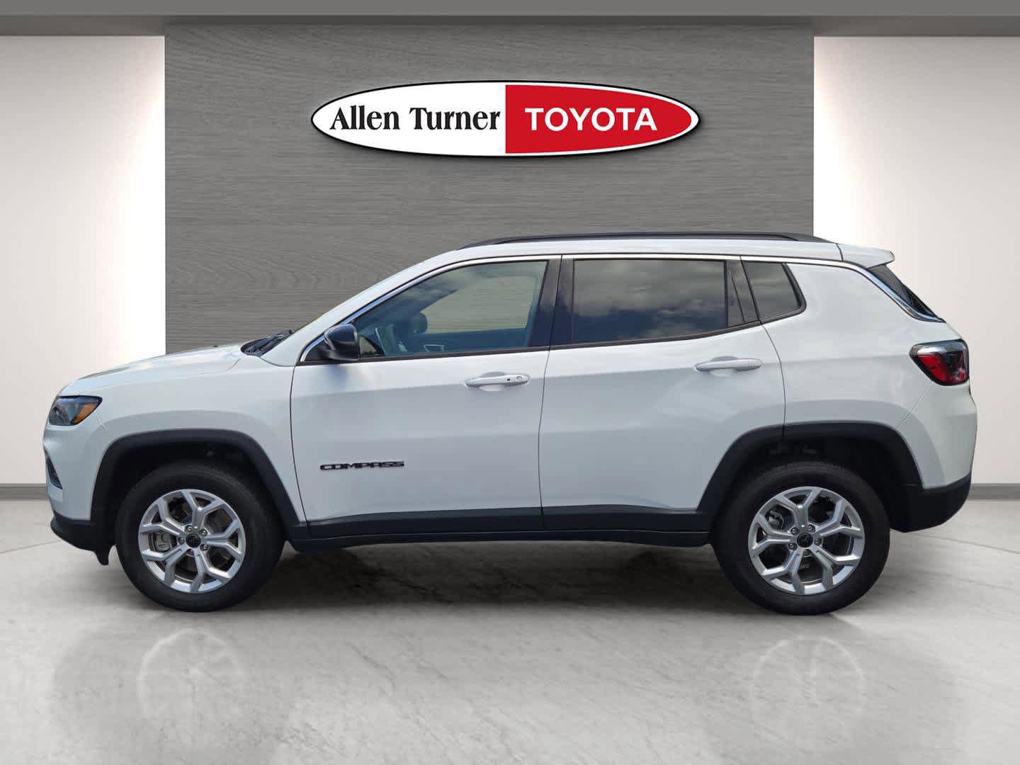 Used 2025 Jeep Compass Latitude AWD/4WD image 12
