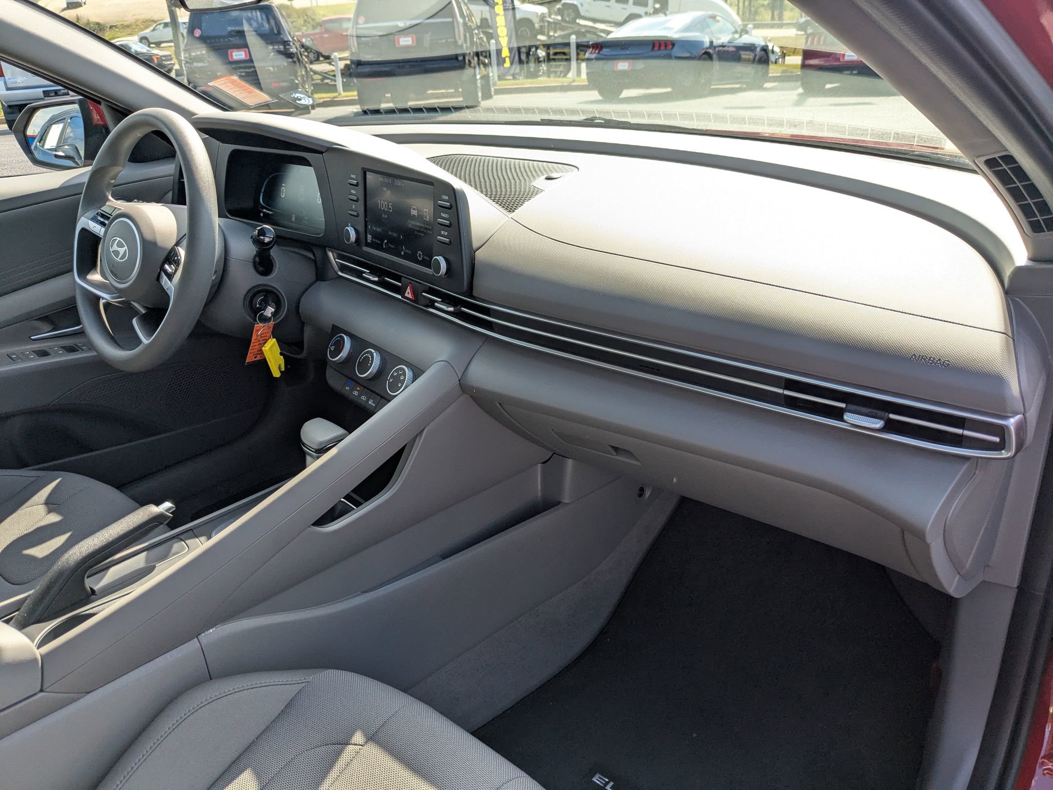 Used 2025 Hyundai Elantra SE image 27