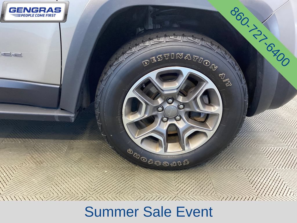 Used 2020 Jeep Cherokee Trailhawk AWD/4WD image 44