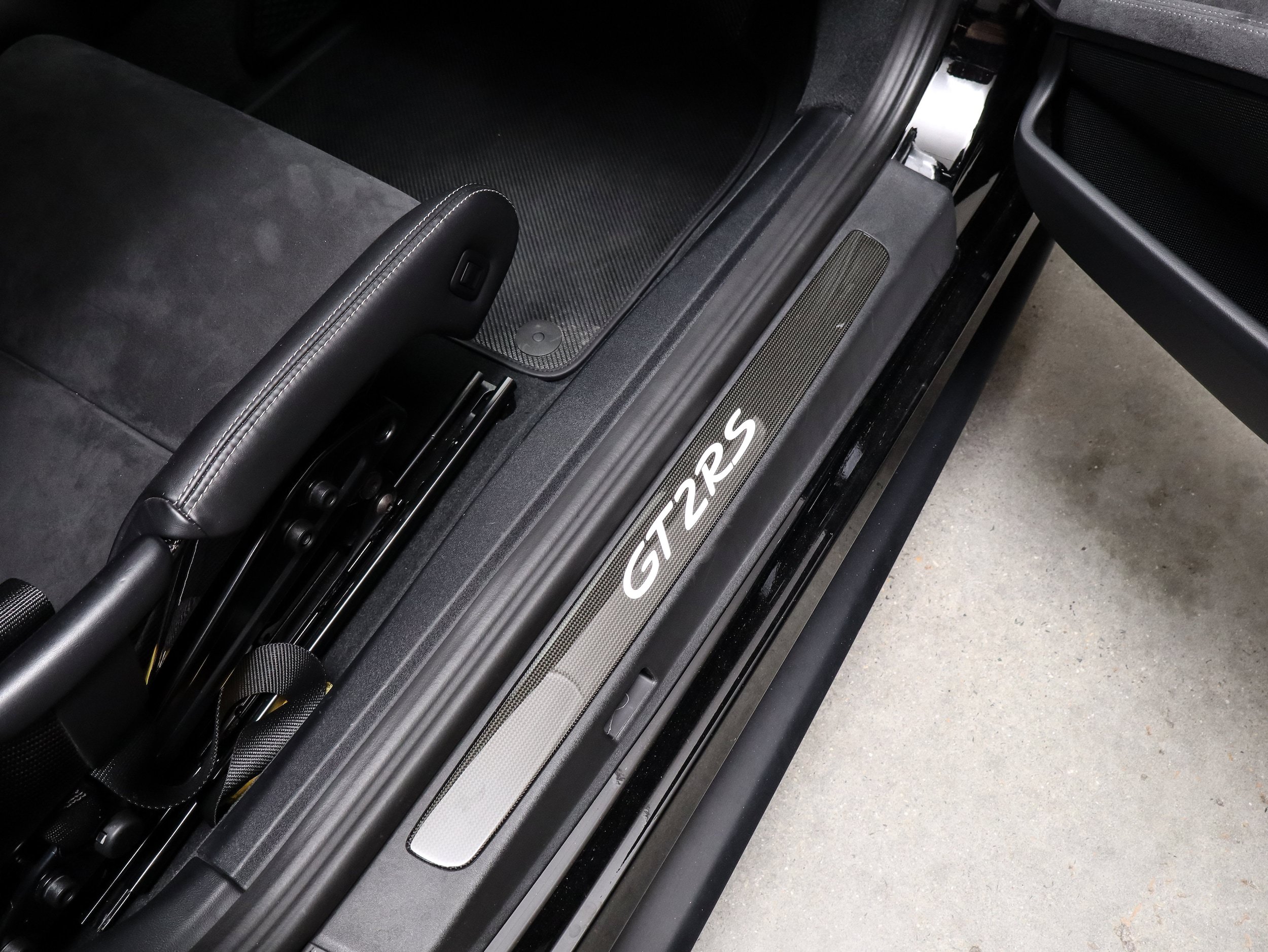 Certified 2018 Porsche 911 GT2 RS RWD image 35