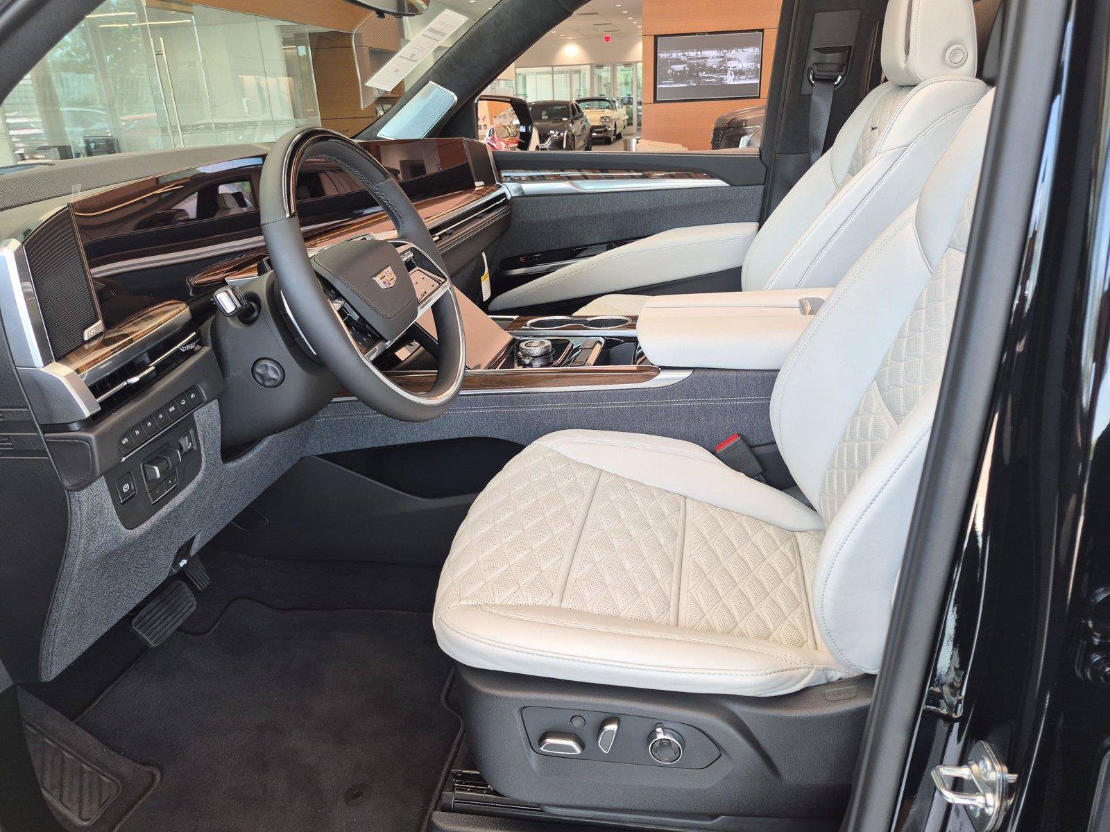 New 2026 Cadillac Escalade Platinum Sport w/ LPO, ONYX Package AWD/4WD image 9