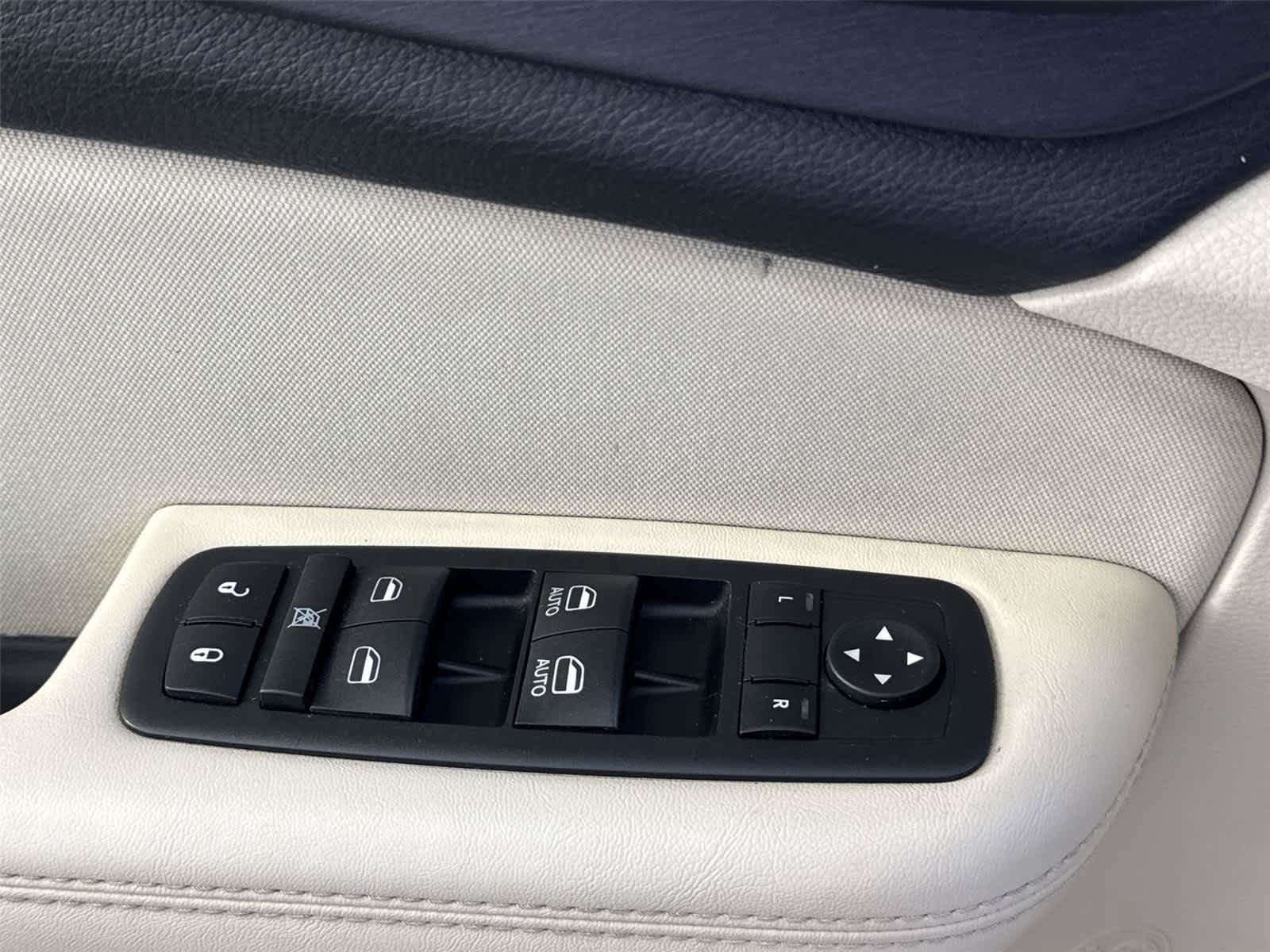 Used 2016 Chrysler 200 Limited FWD image 21