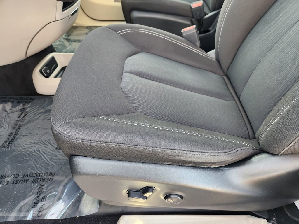 Used 2023 Chrysler Voyager LX image 25