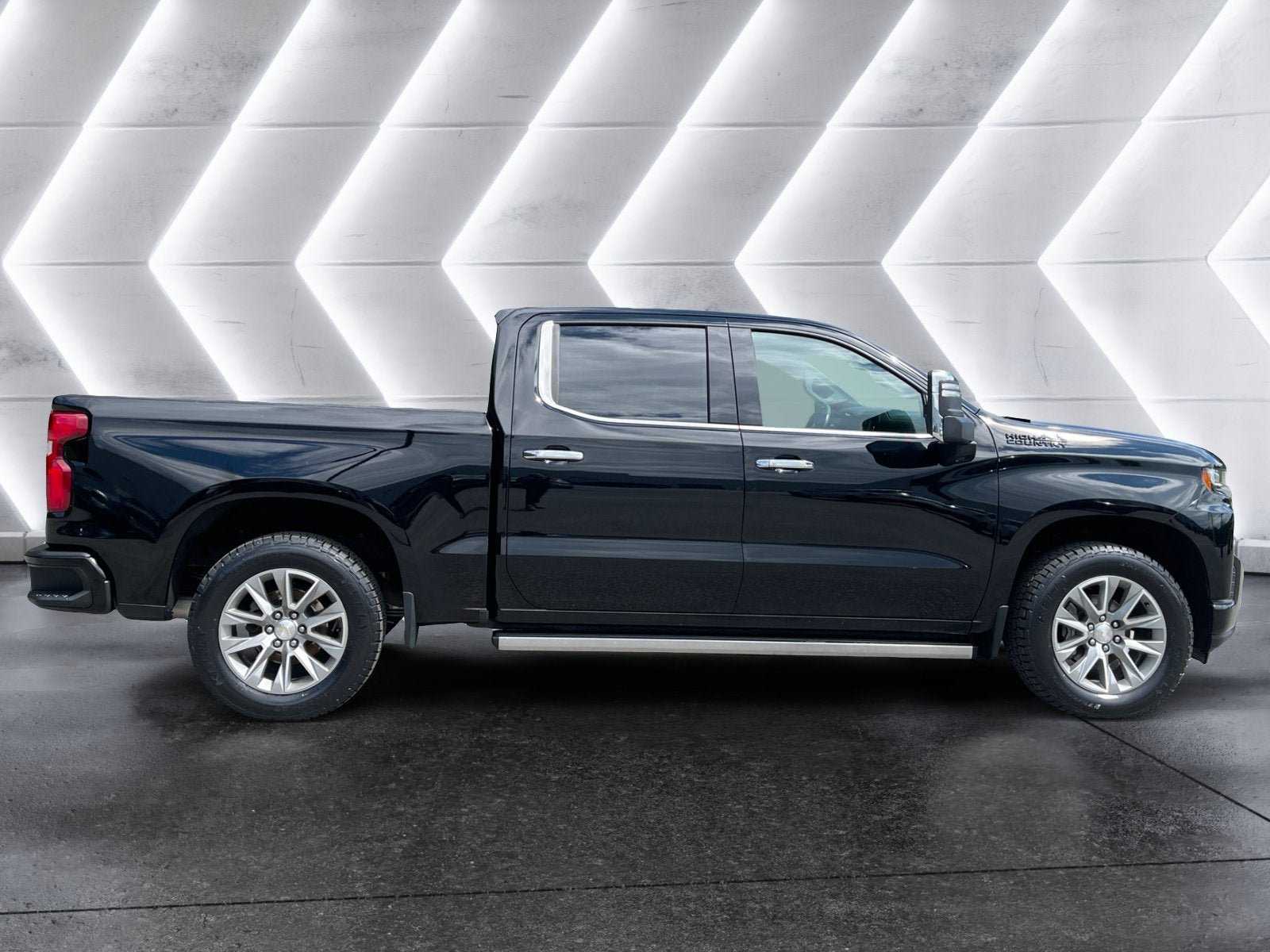 Used 2022 Chevrolet Silverado 1500 High Country w/ Technology Package AWD/4WD image 24