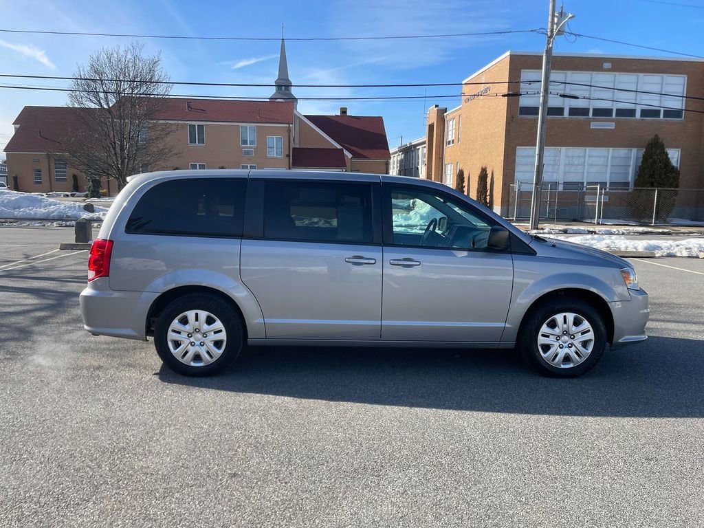 Used 2018 Dodge Grand Caravan SE w/ UConnect Hands-Free Group image 4