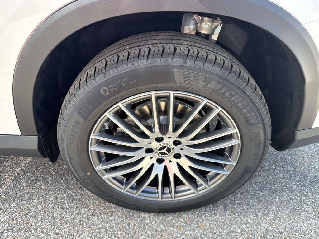 Used 2026 Mercedes-Benz GLC 300 image 3