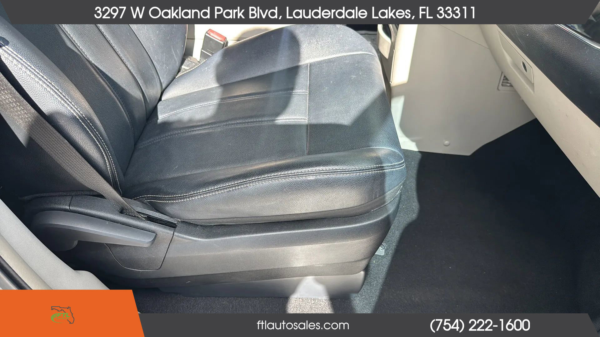 Used 2013 Chrysler Town & Country Touring image 37