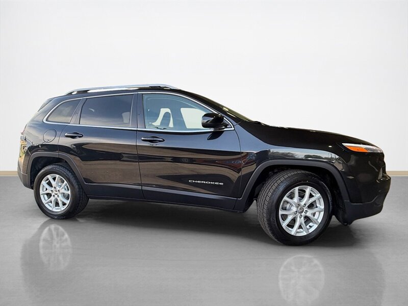 Used 2014 Jeep Cherokee Latitude w/ Comfort/Convenience Group AWD/4WD image 2