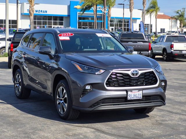 Used 2025 Toyota Highlander XLE FWD image 3