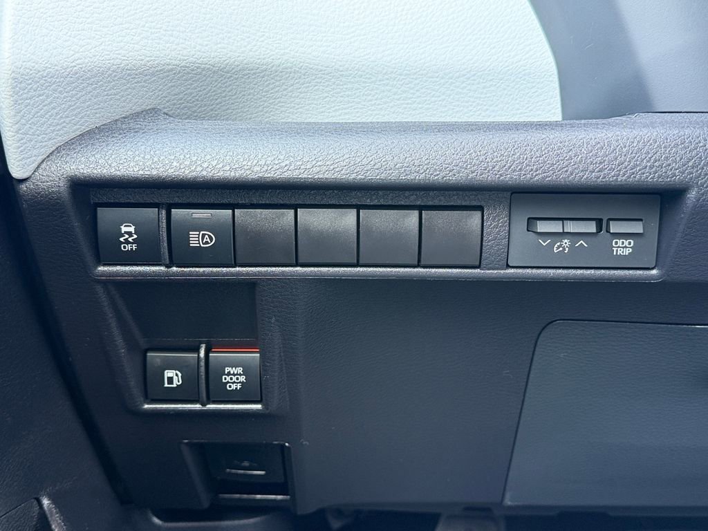 Used 2025 Toyota Sienna LE w/ LE Plus Package image 22