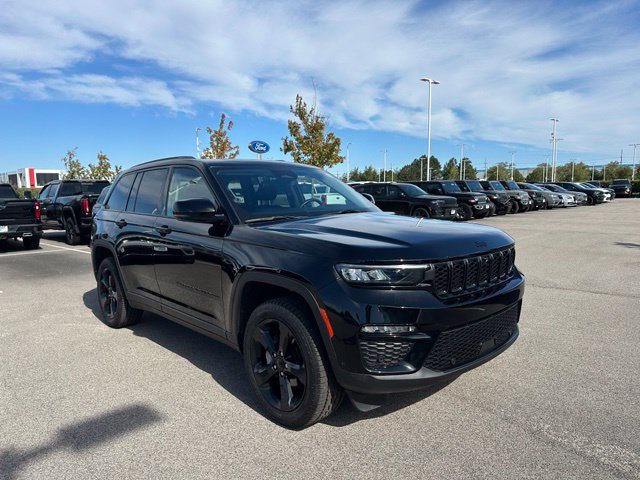 Used 2023 Jeep Grand Cherokee Limited w/ Luxury Tech Group II AWD/4WD image 4