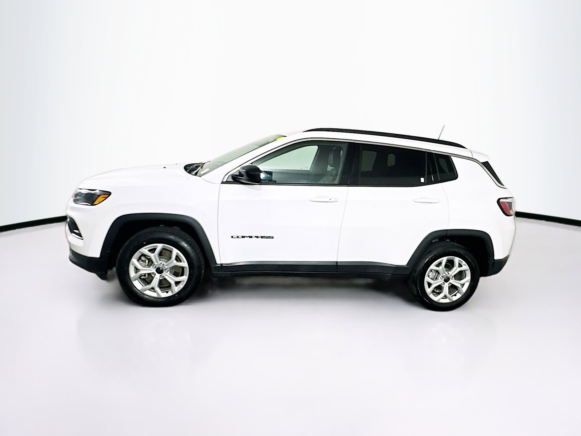 Used 2025 Jeep Compass Latitude image 4
