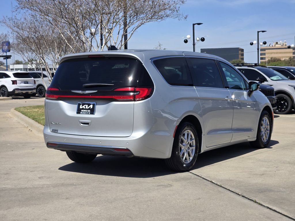 Used 2024 Chrysler Pacifica Touring-L FWD image 4