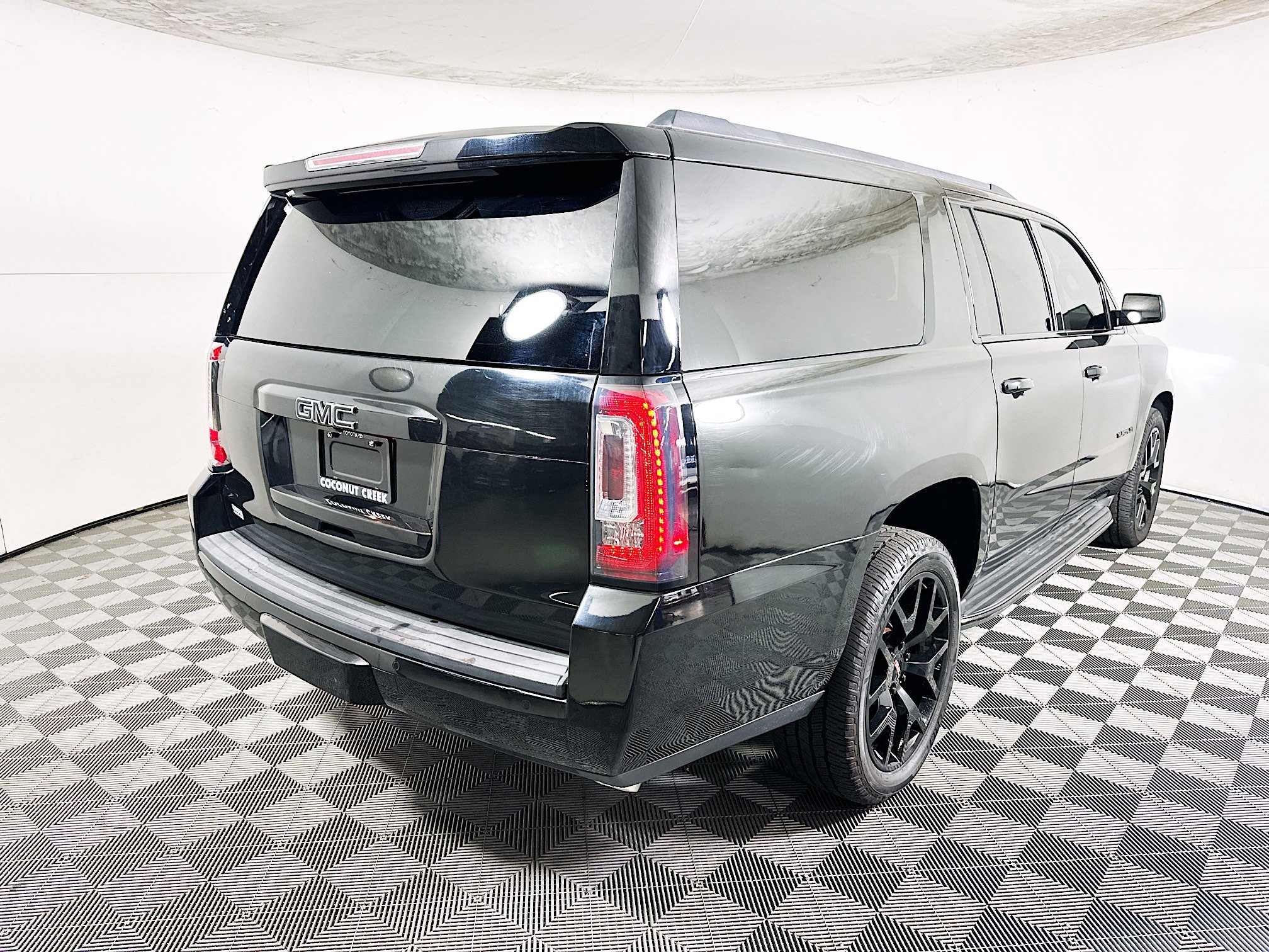 Used 2015 GMC Yukon XL SLE w/ Convenience Package AWD/4WD image 3
