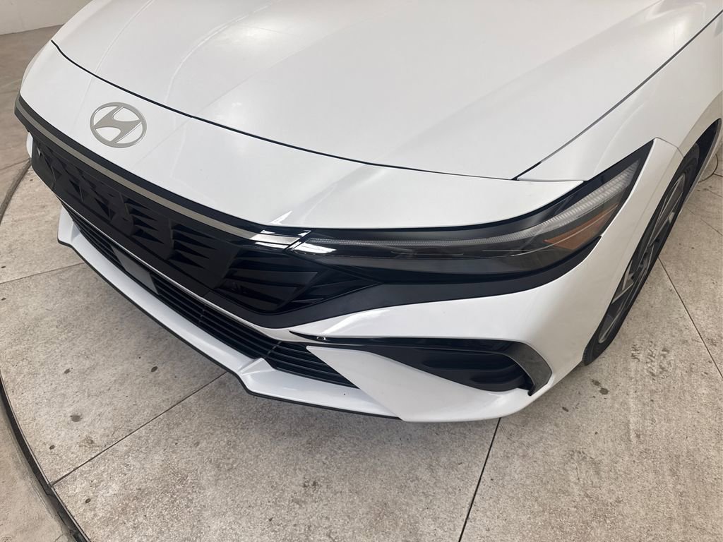 Used 2025 Hyundai Elantra Limited FWD image 14