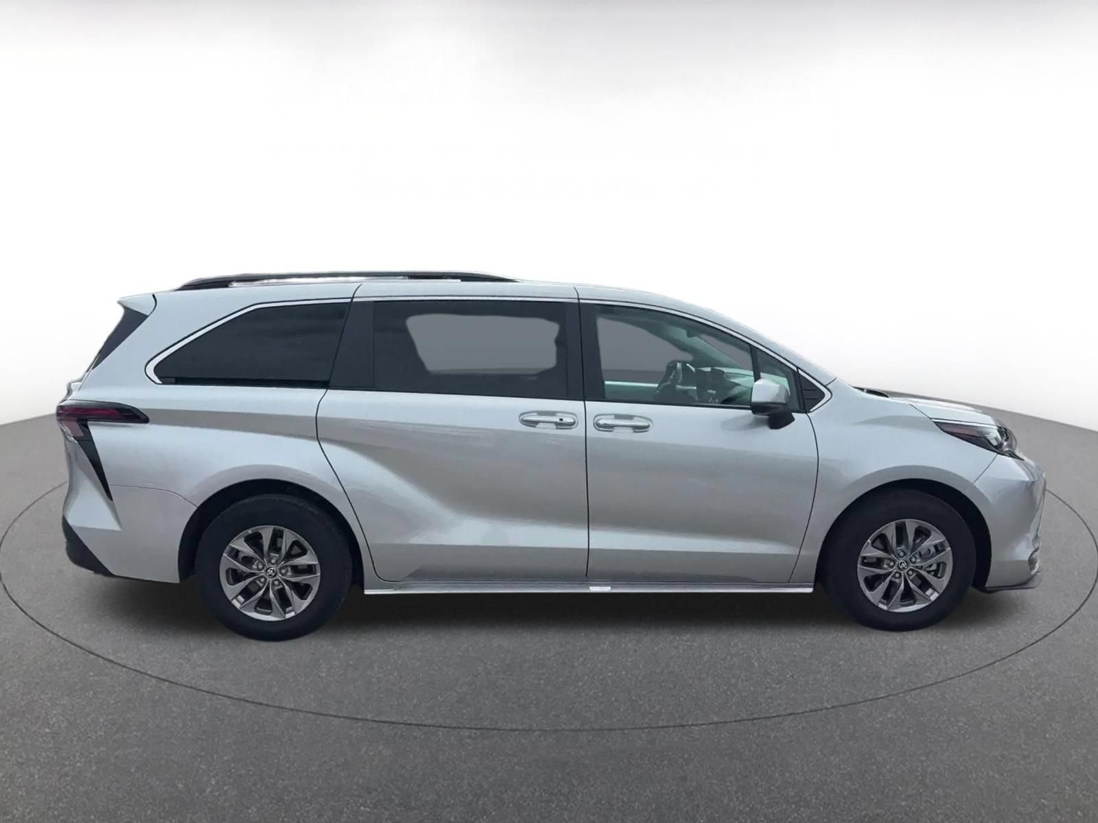 Used 2025 Toyota Sienna XLE FWD image 15