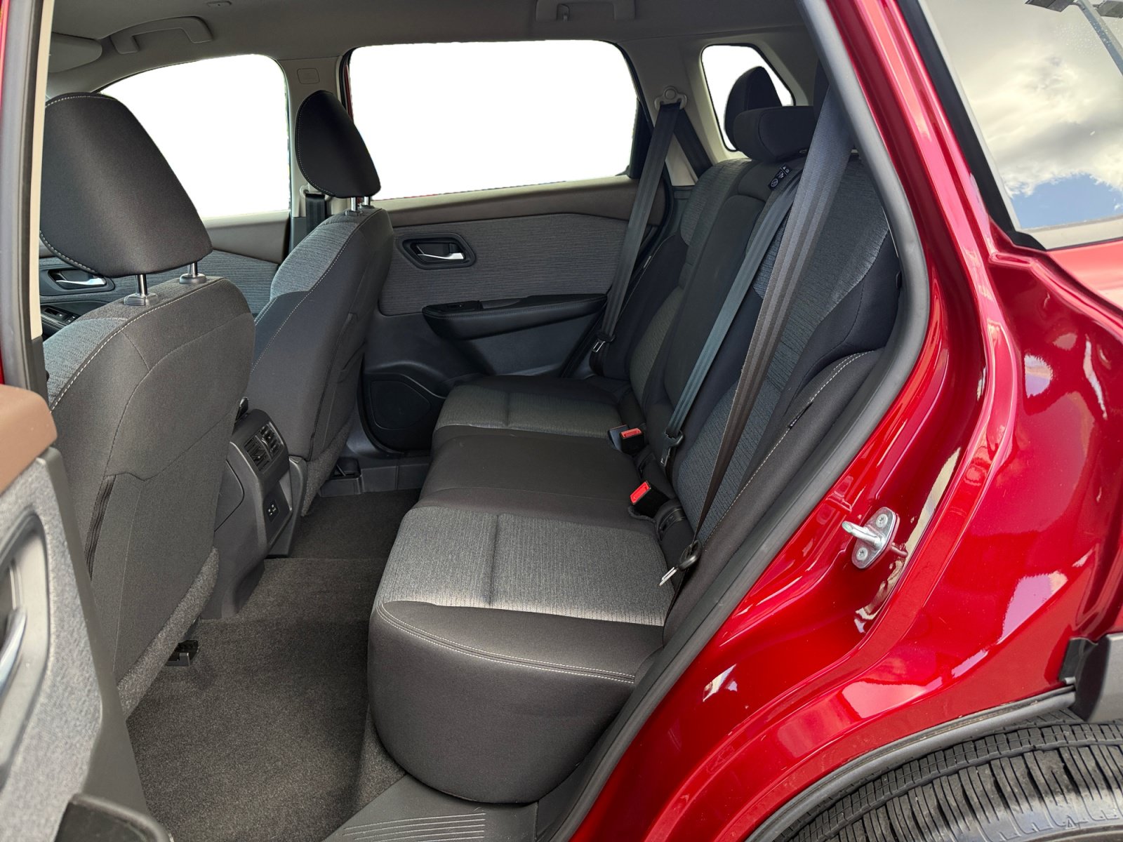 Used 2023 Nissan Rogue SV FWD image 16