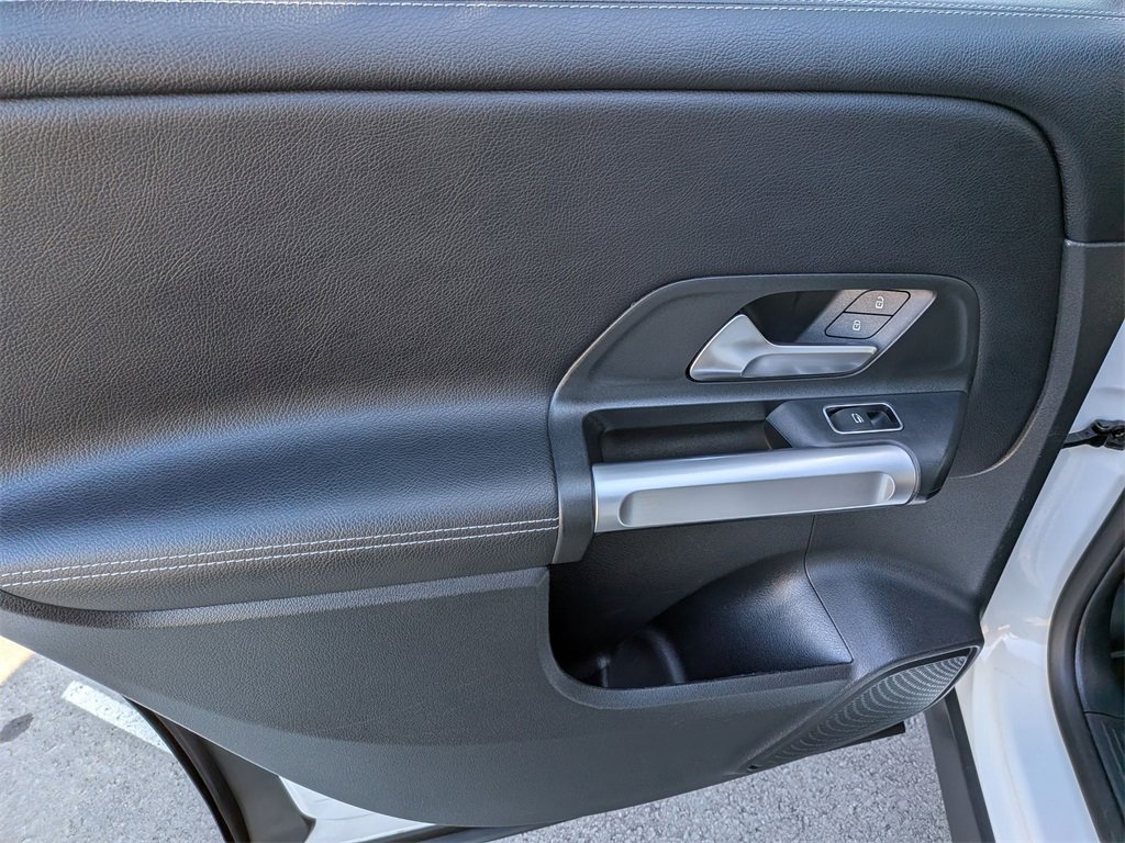 Used 2023 Mercedes-Benz GLB 250 image 16