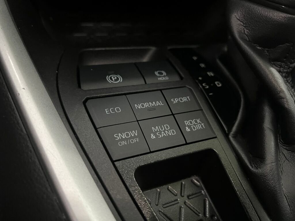 Used 2023 Toyota RAV4 LE image 13