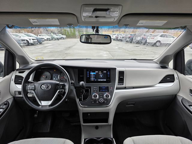 Used 2017 Toyota Sienna LE image 19