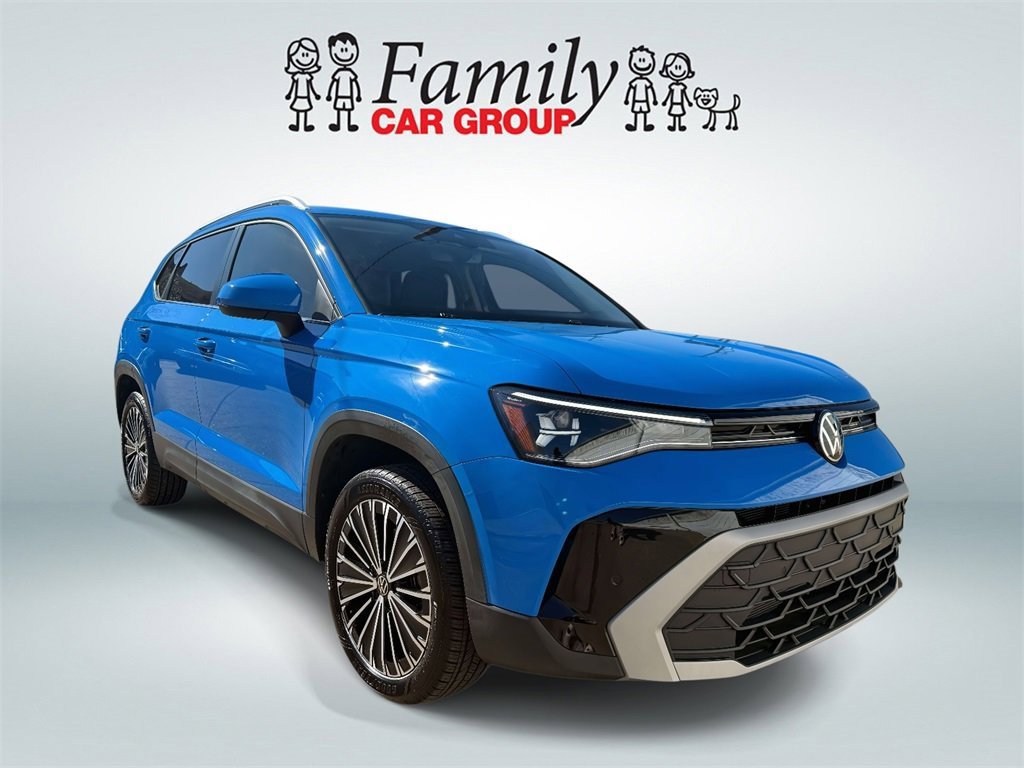 Used 2025 Volkswagen Taos SE w/ Panoramic Sunroof Package image 2