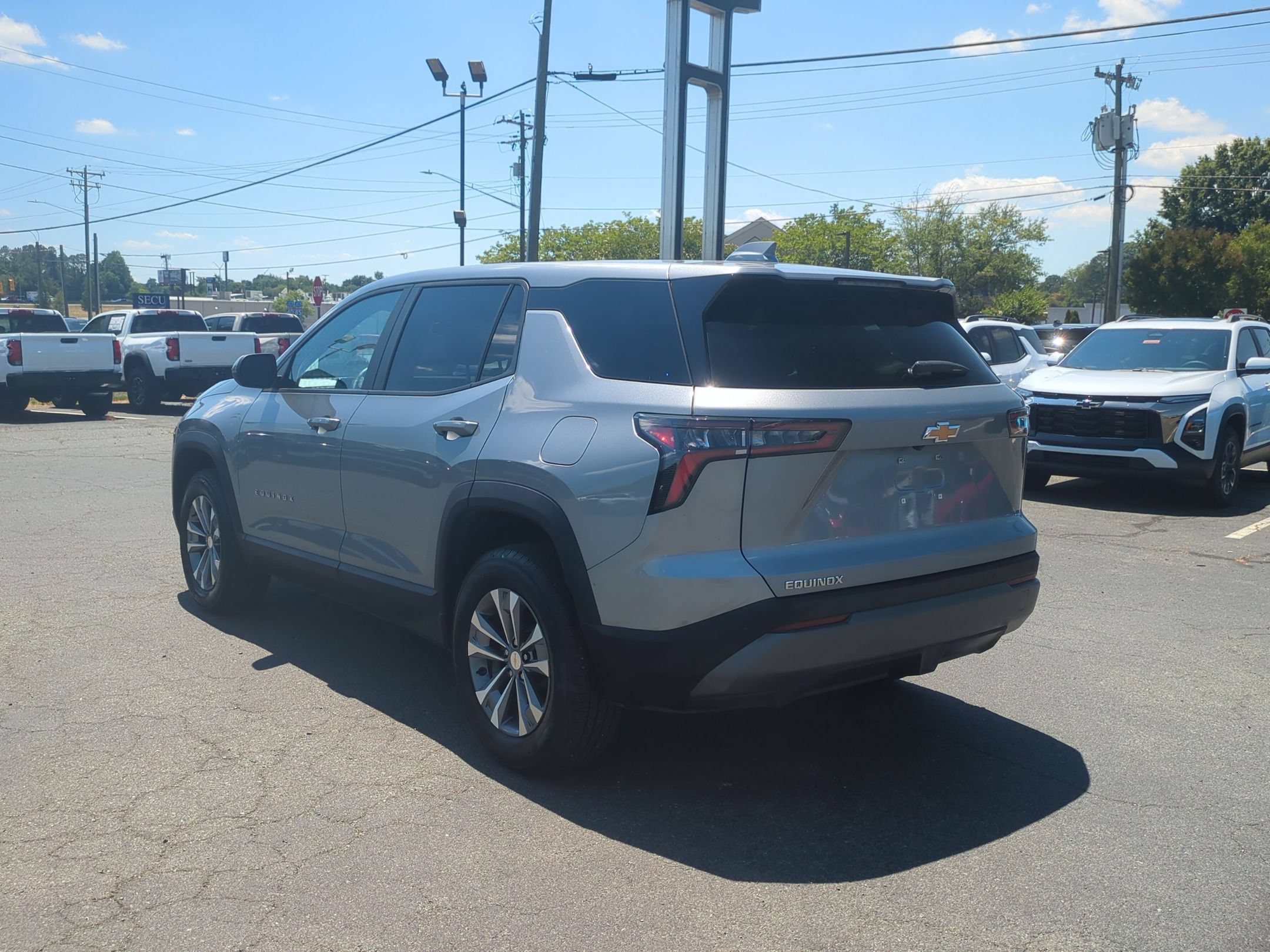 Used 2026 Chevrolet Equinox LT FWD image 3