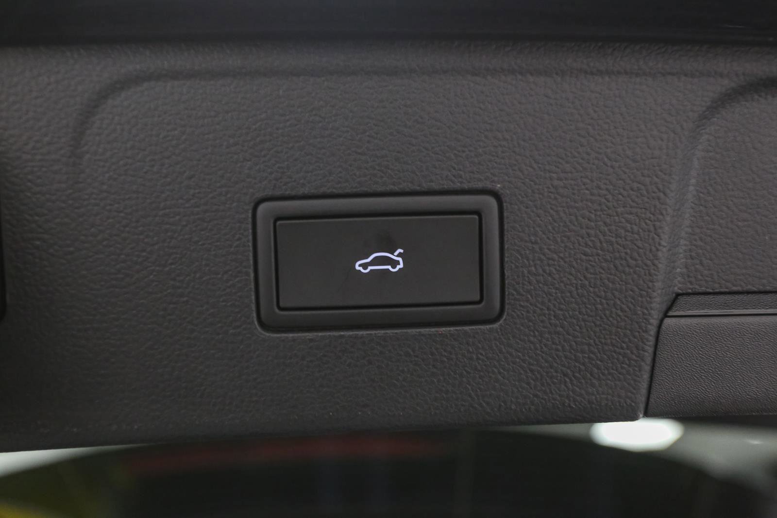 Certified 2025 Volkswagen Atlas Peak Edition SE AWD/4WD image 17