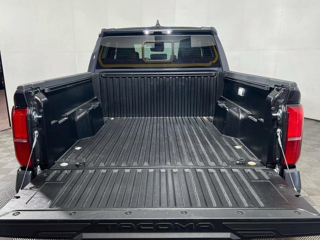Certified 2025 Toyota Tacoma SR5 AWD/4WD image 22