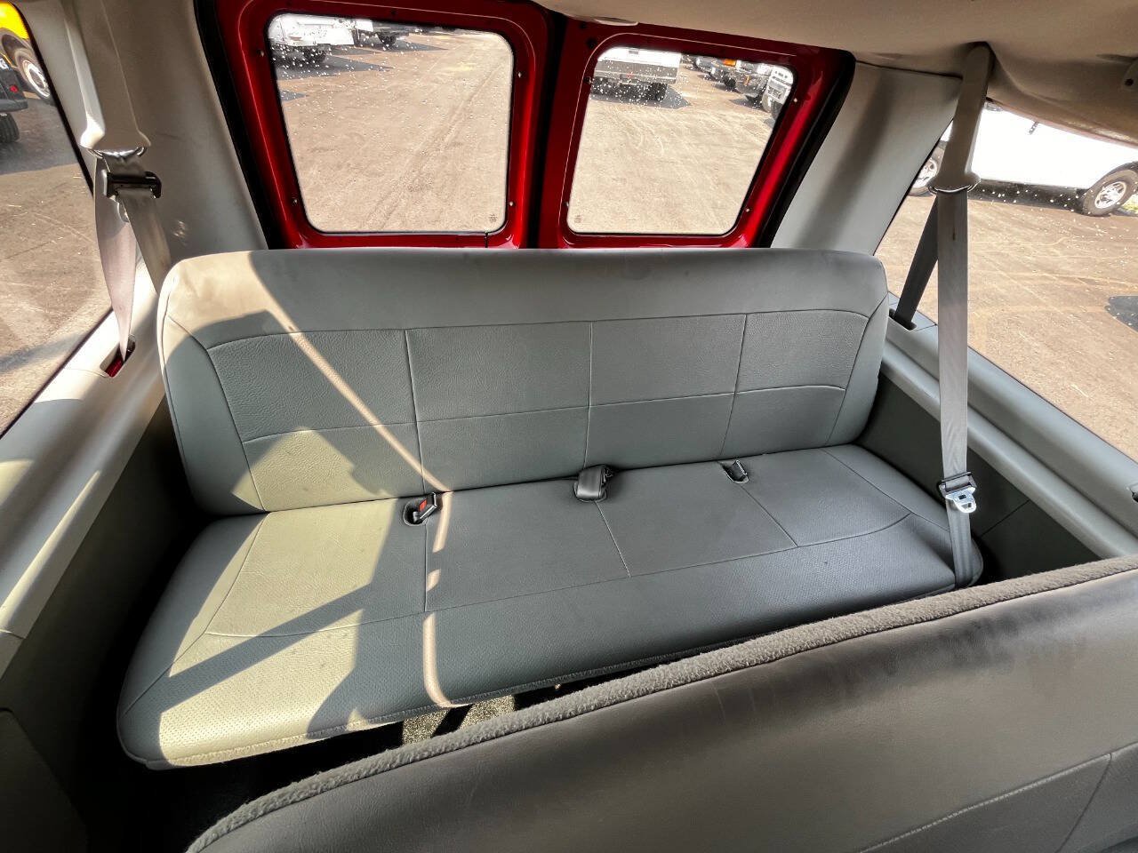 Used 2006 Ford E-350 and Econoline 350 Super Duty Wagon RWD image 17