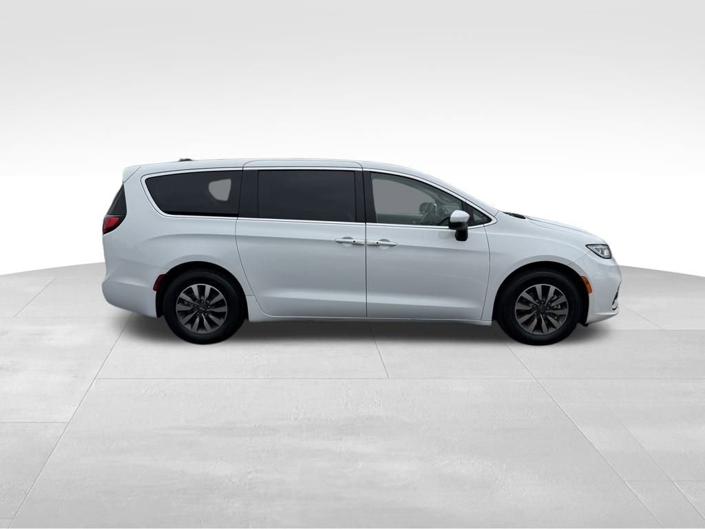 Used 2023 Chrysler Pacifica Touring-L image 9