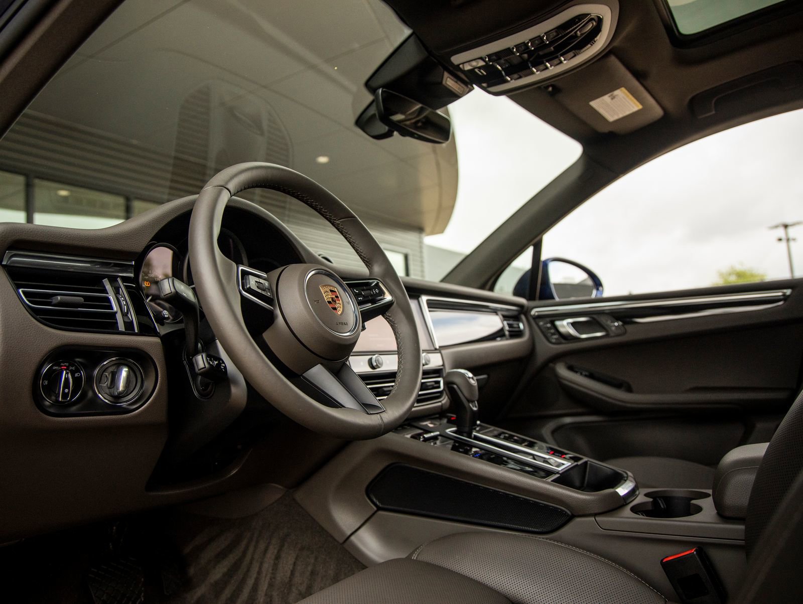 Certified 2025 Porsche Macan image 4