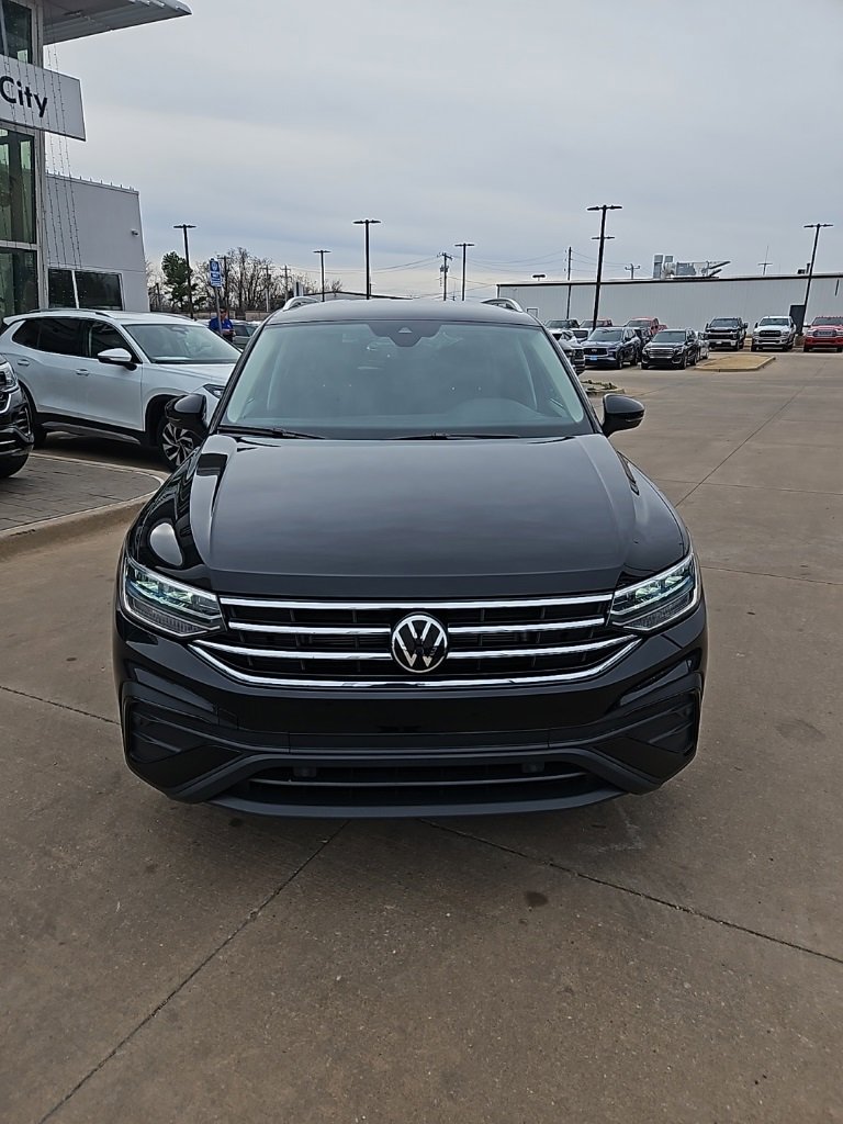 Used 2024 Volkswagen Tiguan SE image 2