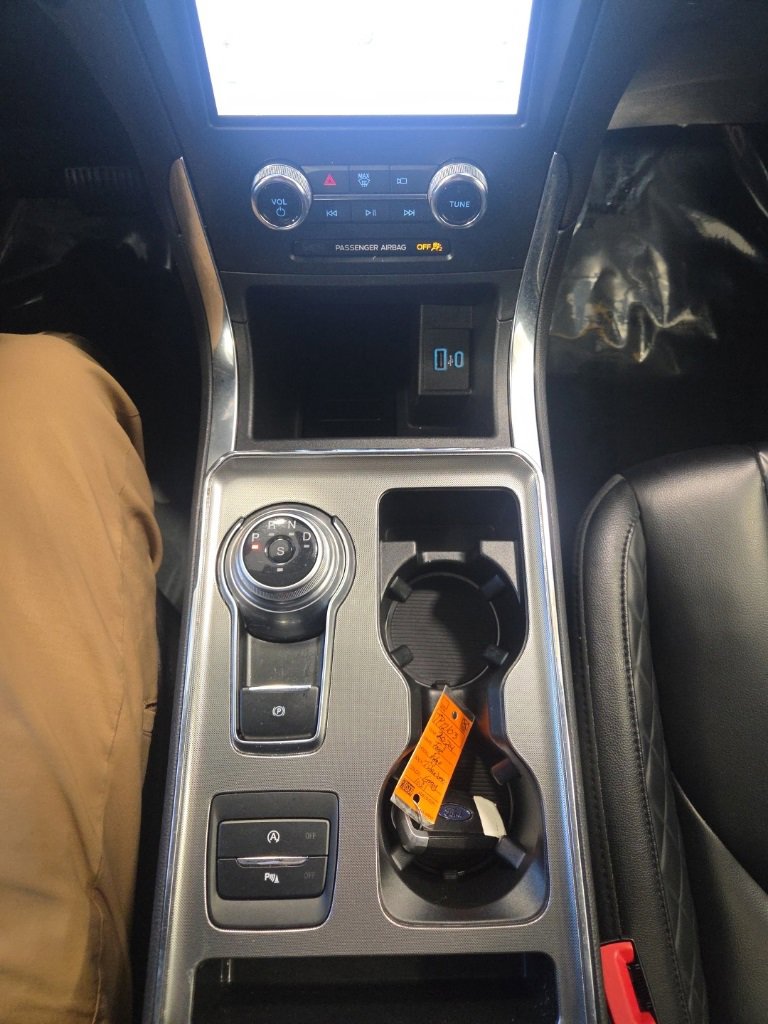 Used 2024 Ford Edge Titanium image 25