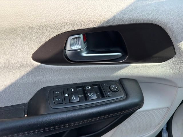 Used 2017 Chrysler Pacifica Touring FWD image 23