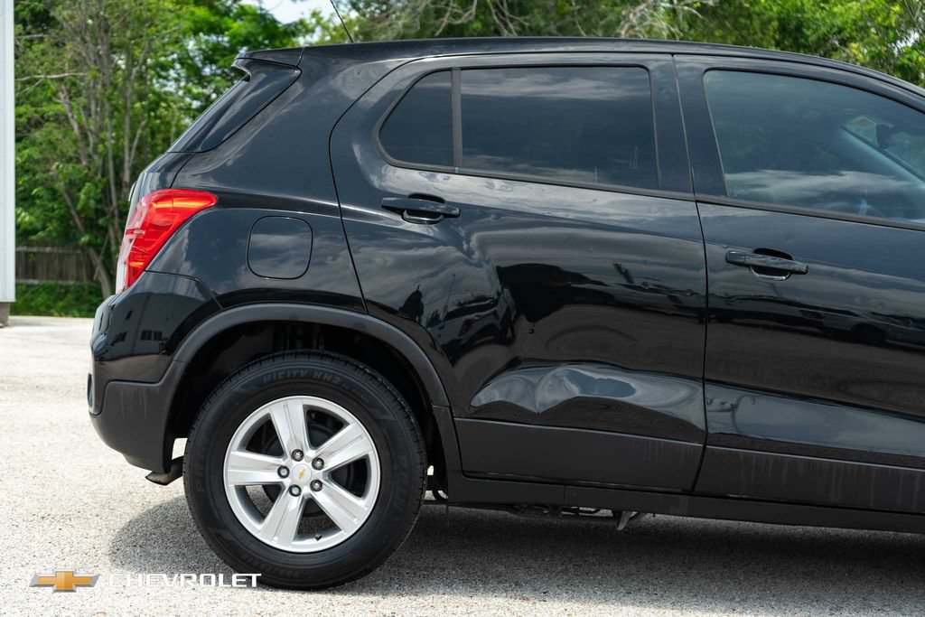 Used 2021 Chevrolet Trax LS w/ Tint and Cruise Package FWD image 5