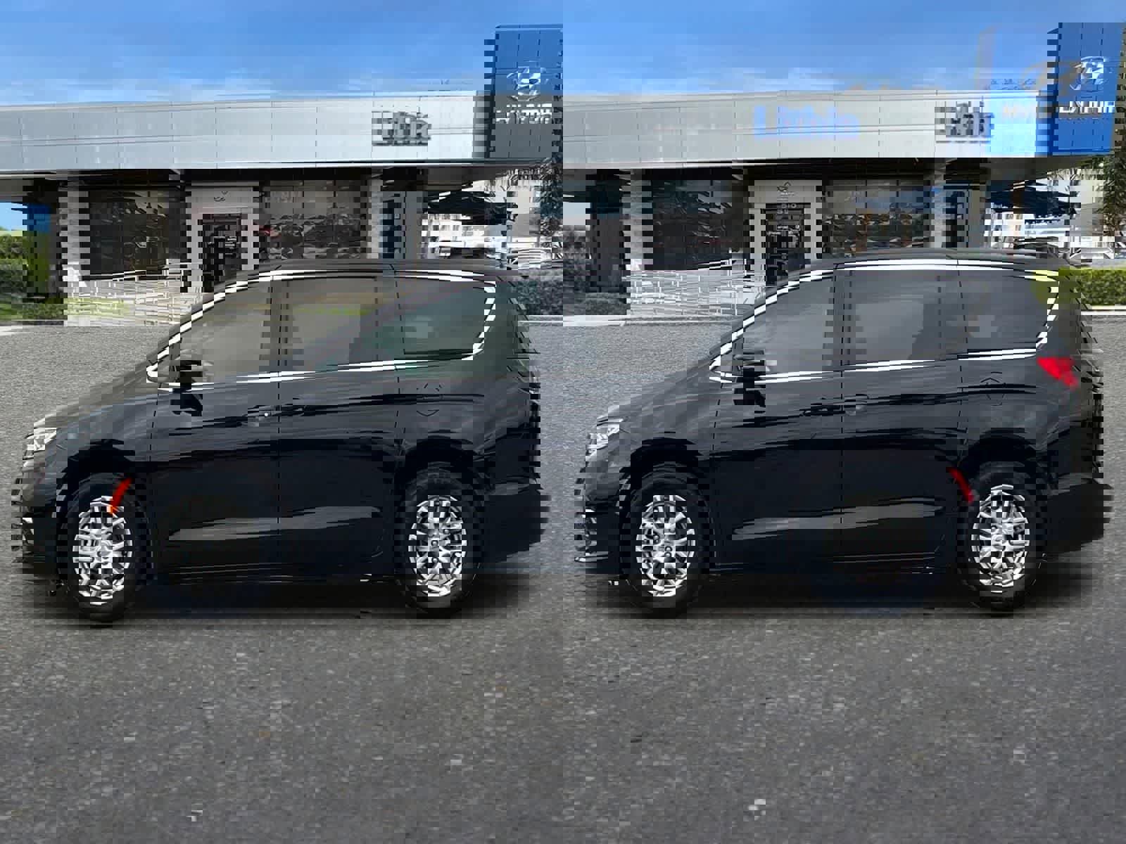 Used 2025 Chrysler Pacifica Select image 6