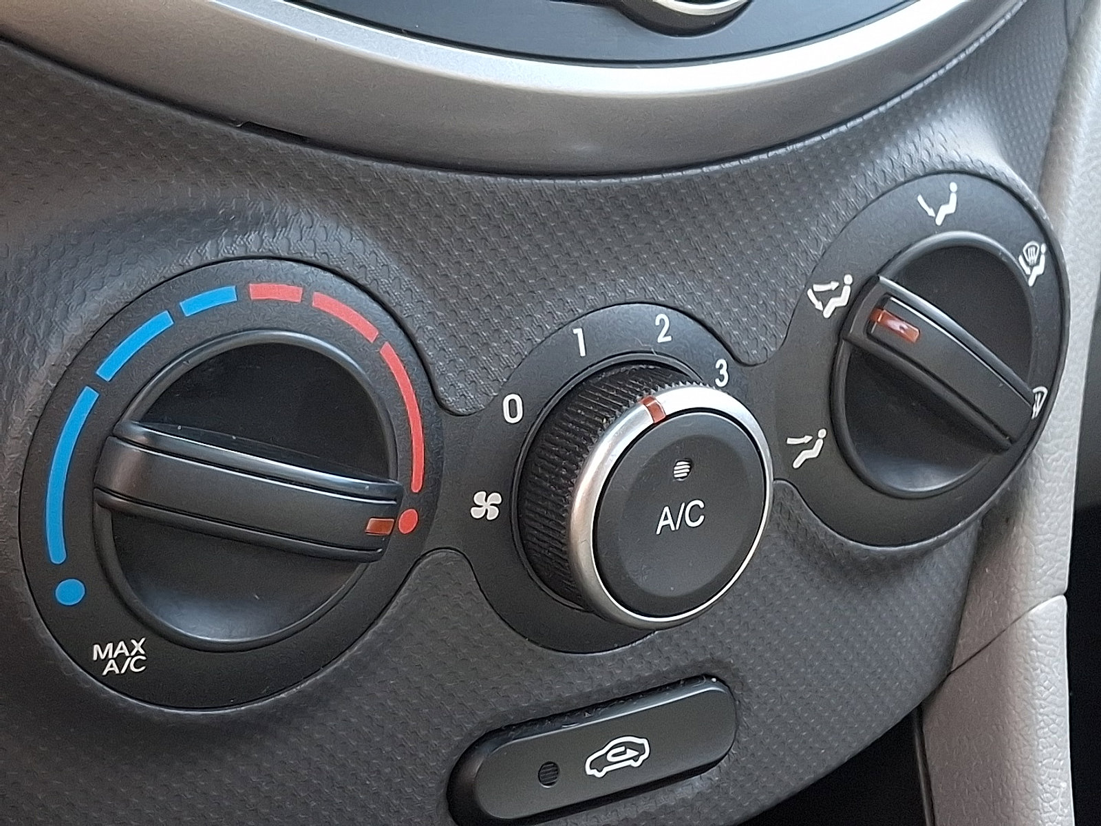 Used 2015 Hyundai Accent GLS w/ Option Group 02 image 17