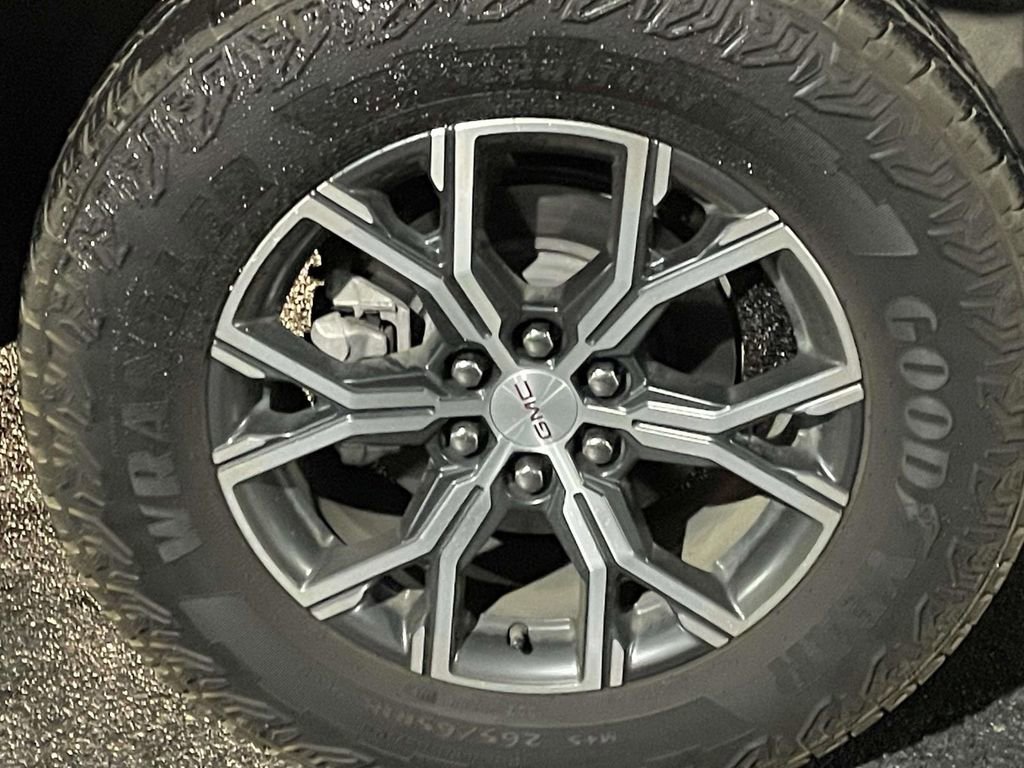 Used 2024 GMC Acadia AT4 w/ Luxury Package image 13