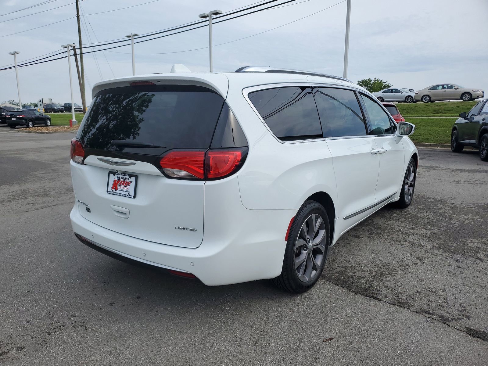 Used 2020 Chrysler Pacifica Limited FWD image 3