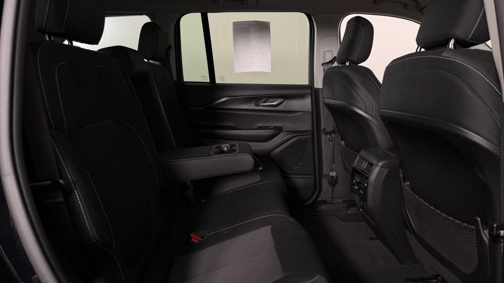 Used 2023 Jeep Grand Cherokee Laredo w/ Luxury Tech Group I AWD/4WD image 31