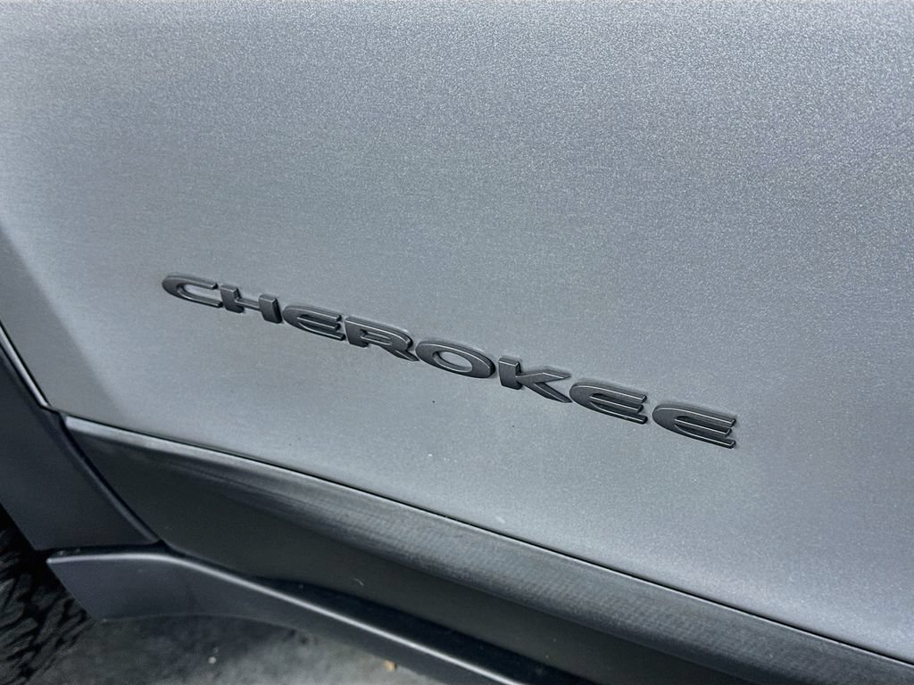 Used 2015 Jeep Cherokee Trailhawk w/ Leather Interior Group AWD/4WD image 27