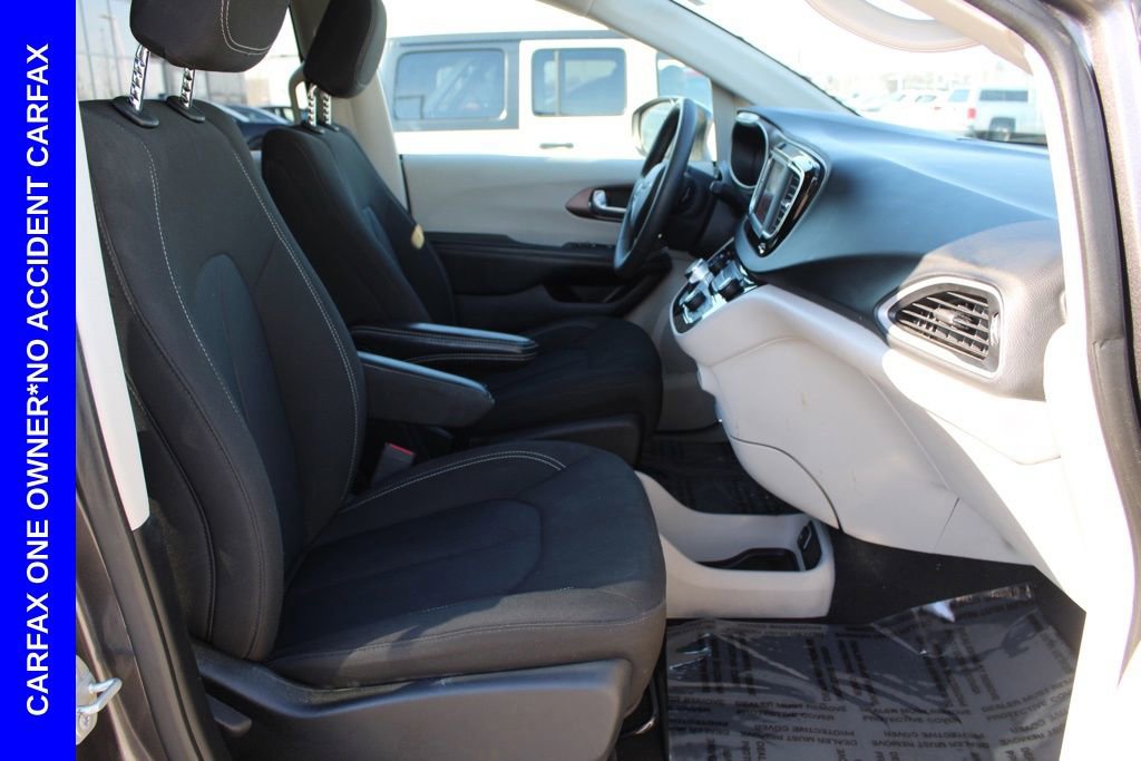 Used 2023 Chrysler Voyager LX image 20