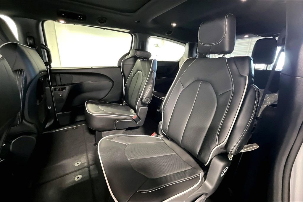 New 2026 Chrysler Pacifica Limited w/ S Appearance Package image 18