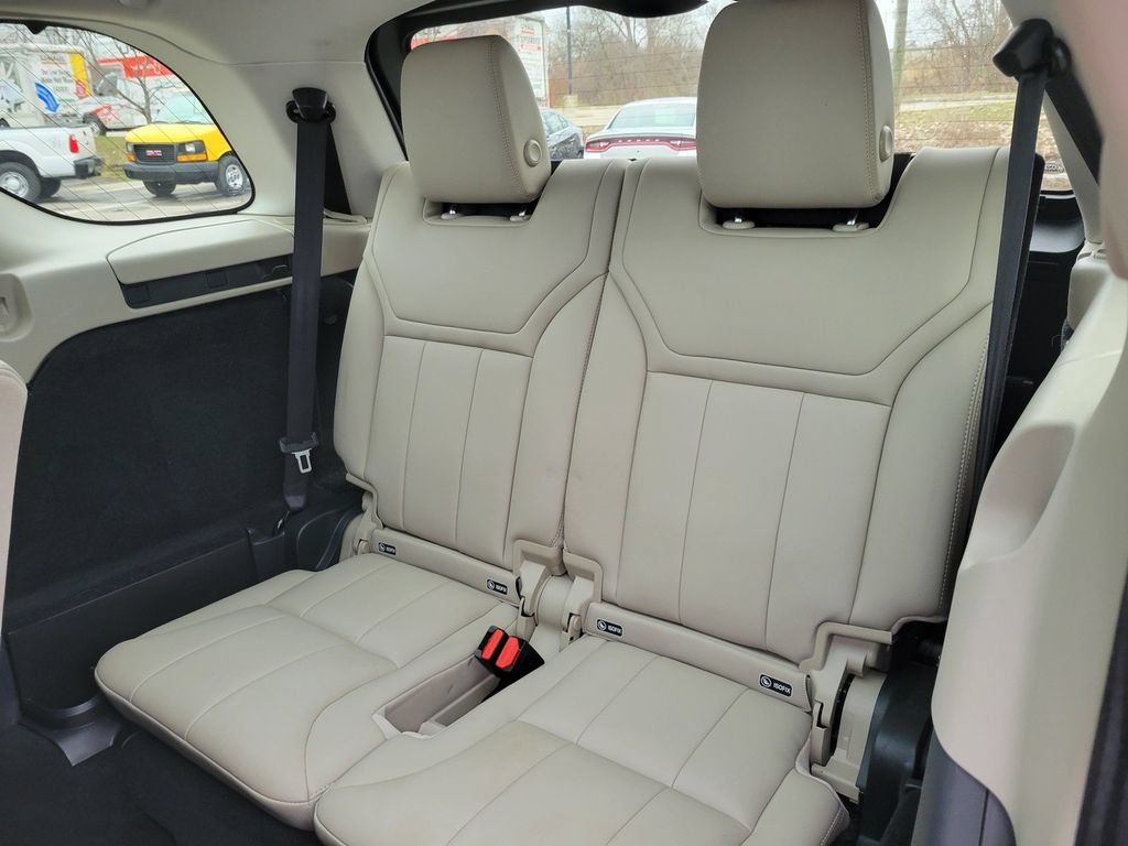 Used 2017 Land Rover Discovery HSE AWD/4WD image 27