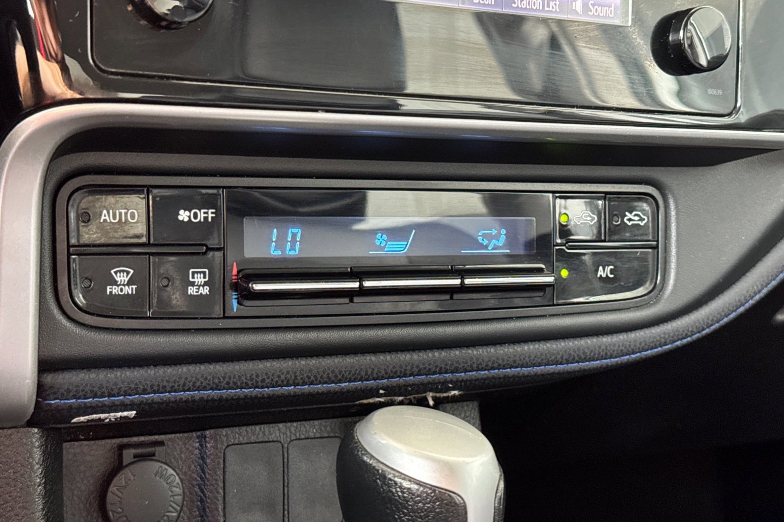 Used 2019 Toyota Corolla SE w/ Carpet Mat Package (TMS) FWD image 18