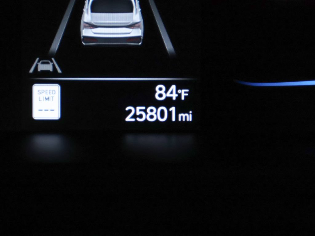 Certified 2025 Hyundai Elantra Sport FWD image 32
