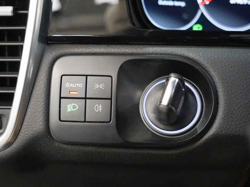 Certified 2023 Porsche Cayenne Platinum Edition image 25