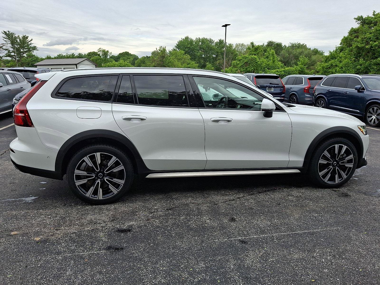 Certified 2024 Volvo V60 B5 Cross Country Ultimate w/ Protection Package Premier AWD/4WD image 7