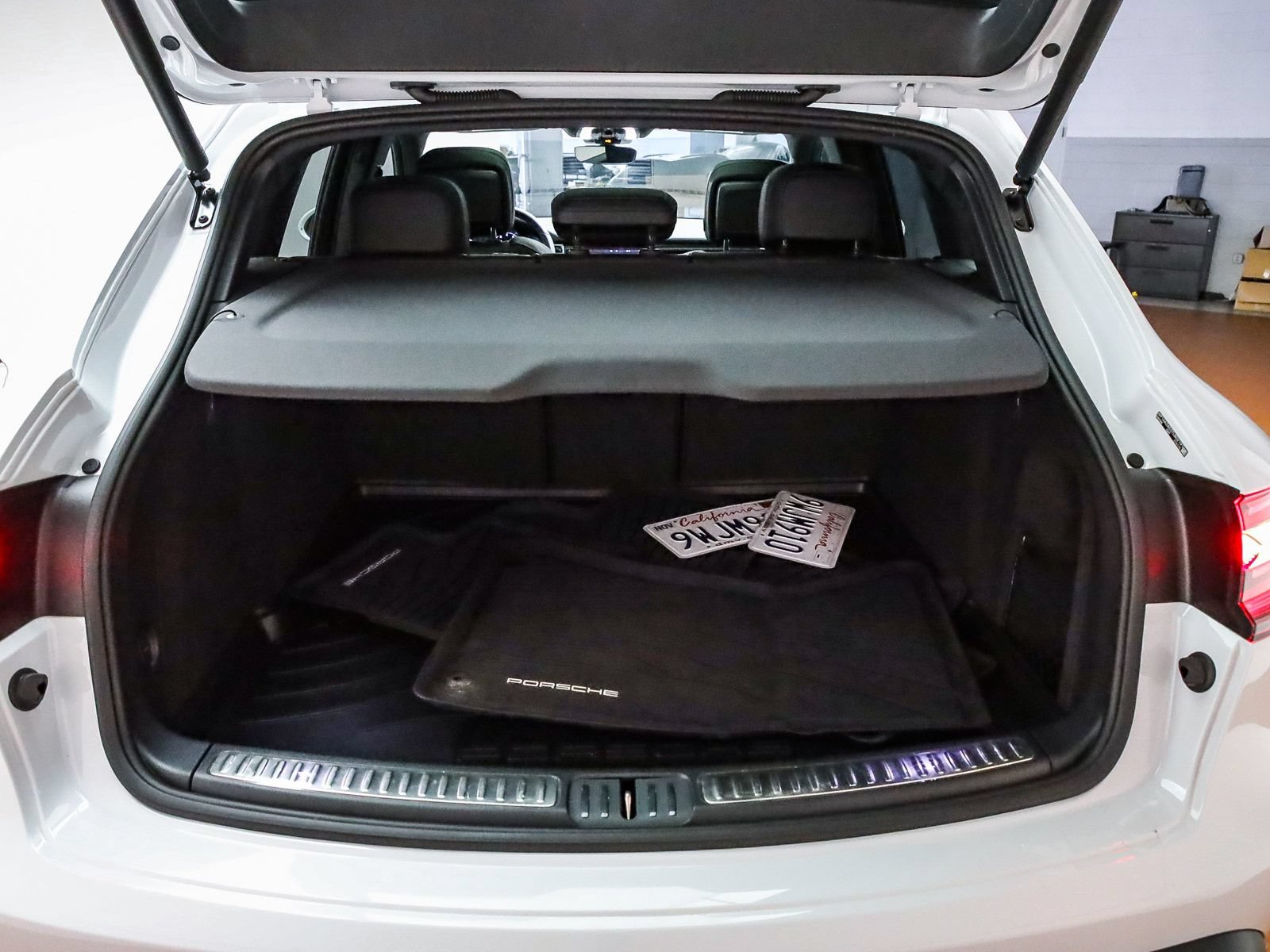 Certified 2026 Porsche Macan AWD/4WD image 28