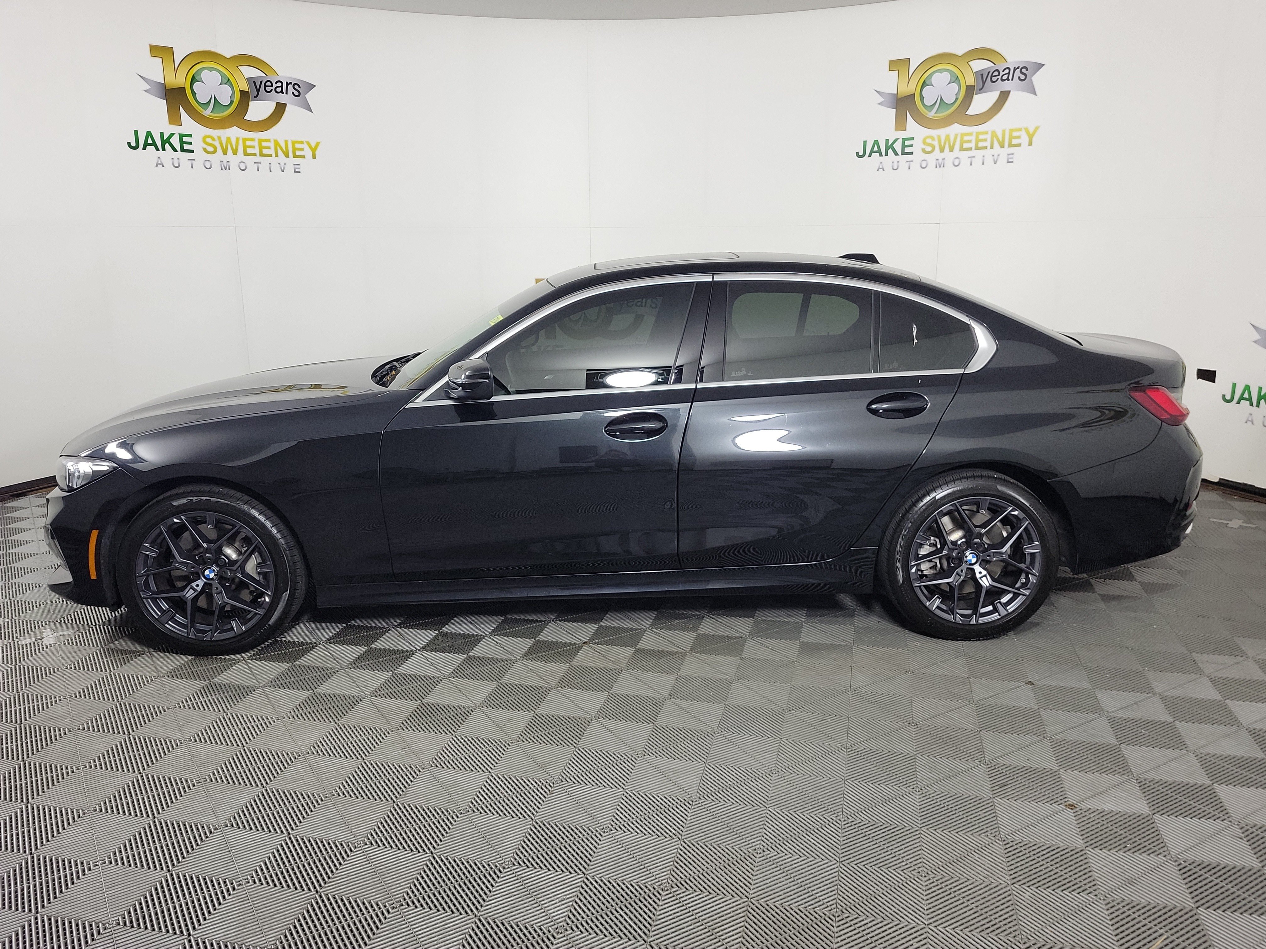 Certified 2025 BMW 330i xDrive Sedan w/ Premium Package AWD/4WD image 4